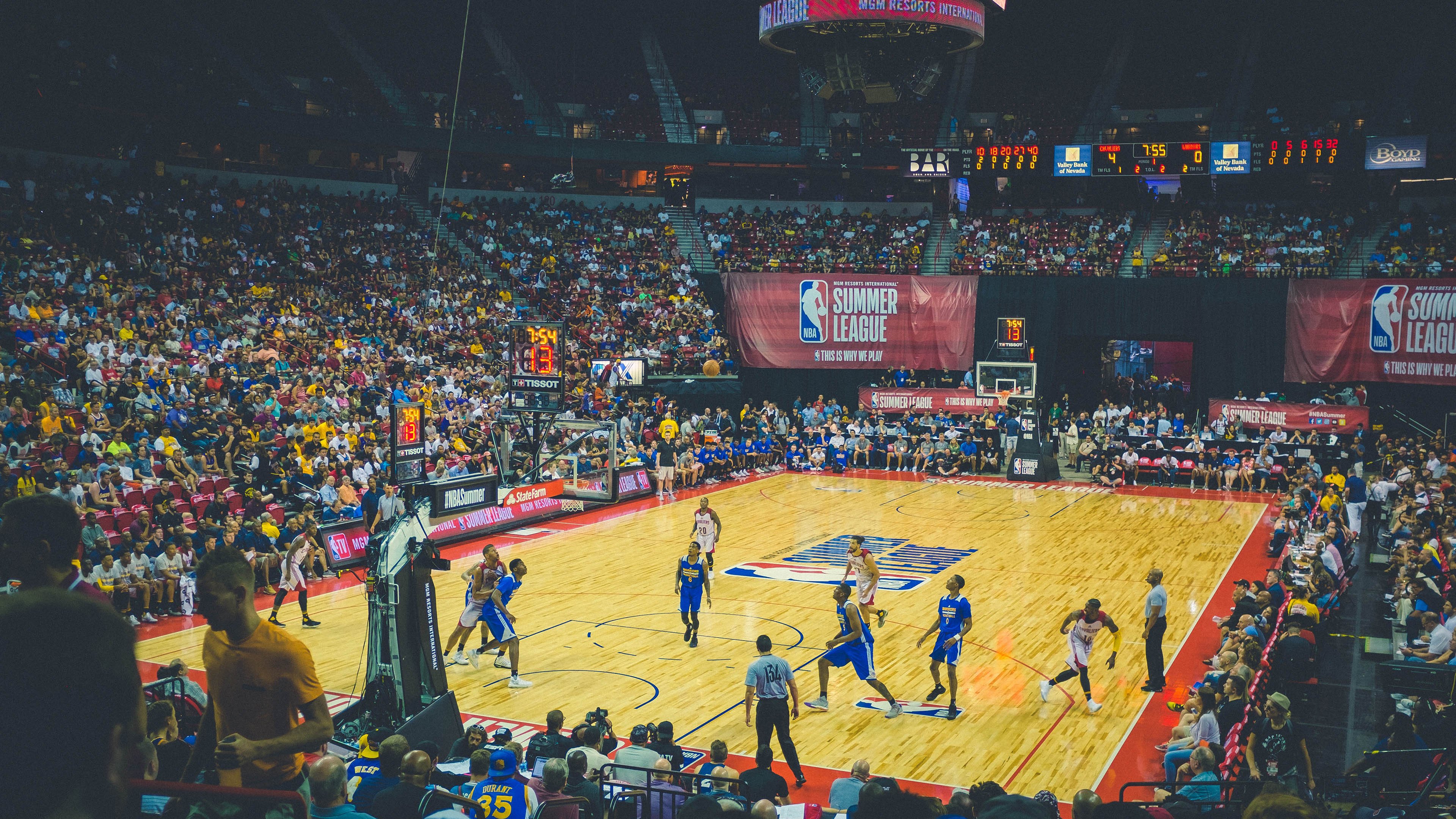 《CS_GO千人线下总决赛，巅峰对决火花四溅》，csgo巅峰在线人数